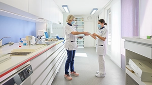 Équipe dentaire préparant le matériel de soins