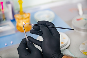 Manipulation précise d’un composite dentaire sur un plan de travail clinique