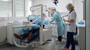 Soins dentaires réalisés sous anesthésie générale par une équipe spécialisée